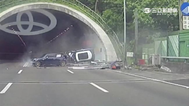 重量輕、車身高　小車閃避偏移易翻覆