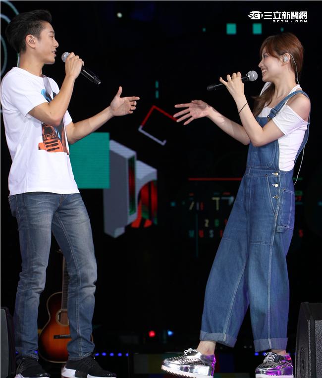 韋禮安、吳汶芳2016 hito流行音樂獎表演彩排，師兄站台開唱送上大補丸為師妹打氣，師妹回贈棉花糖加油。（記者邱榮吉/攝影）
