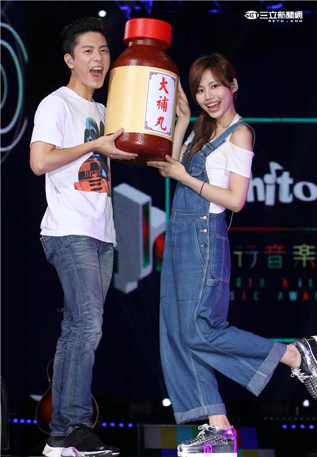 韋禮安、吳汶芳2016 hito流行音樂獎表演彩排，師兄站台開唱送上大補丸為師妹打氣，師妹回贈棉花糖加油。（記者邱榮吉/攝影）
