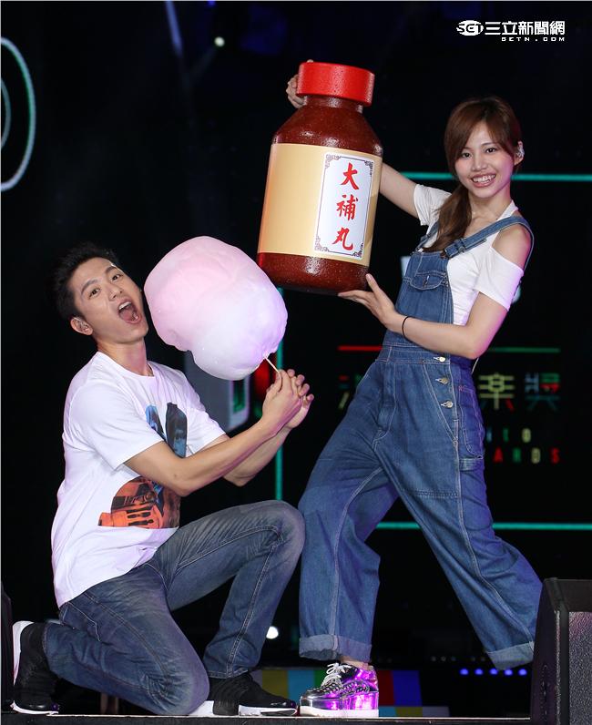 韋禮安、吳汶芳2016 hito流行音樂獎表演彩排，師兄站台開唱送上大補丸為師妹打氣，師妹回贈棉花糖加油。（記者邱榮吉/攝影）
