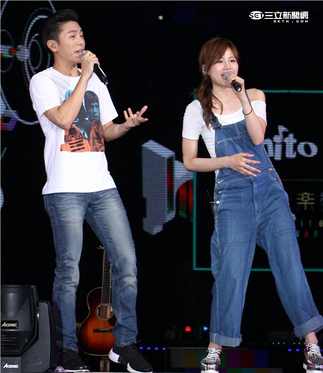 韋禮安、吳汶芳2016 hito流行音樂獎表演彩排，師兄站台開唱送上大補丸為師妹打氣，師妹回贈棉花糖加油。（記者邱榮吉/攝影）
