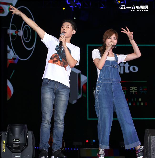韋禮安、吳汶芳2016 hito流行音樂獎表演彩排，師兄站台開唱送上大補丸為師妹打氣，師妹回贈棉花糖加油。（記者邱榮吉/攝影）
