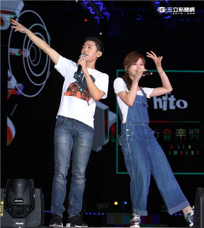 韋禮安、吳汶芳2016 hito流行音樂獎表演彩排，師兄站台開唱送上大補丸為師妹打氣，師妹回贈棉花糖加油。（記者邱榮吉/攝影）
