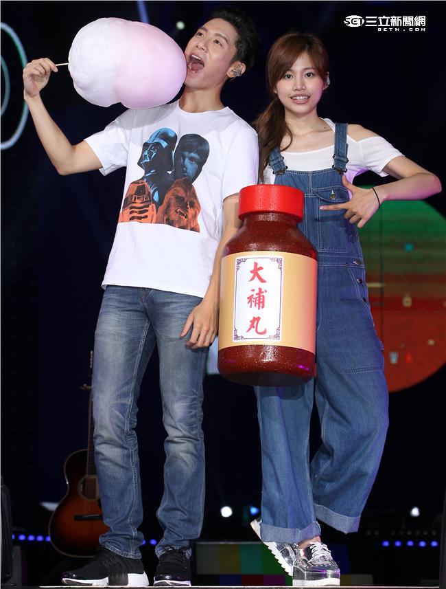 韋禮安、吳汶芳2016 hito流行音樂獎表演彩排，師兄站台開唱送上大補丸為師妹打氣，師妹回贈棉花糖加油。（記者邱榮吉/攝影）
