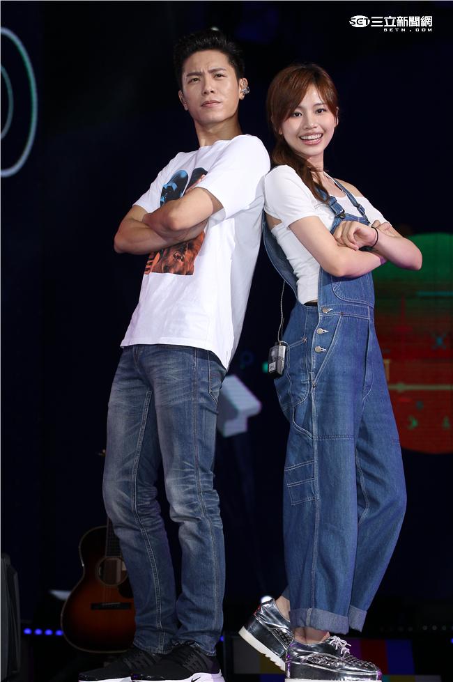 韋禮安、吳汶芳2016 hito流行音樂獎表演彩排，師兄站台開唱送上大補丸為師妹打氣，師妹回贈棉花糖加油。（記者邱榮吉/攝影）
