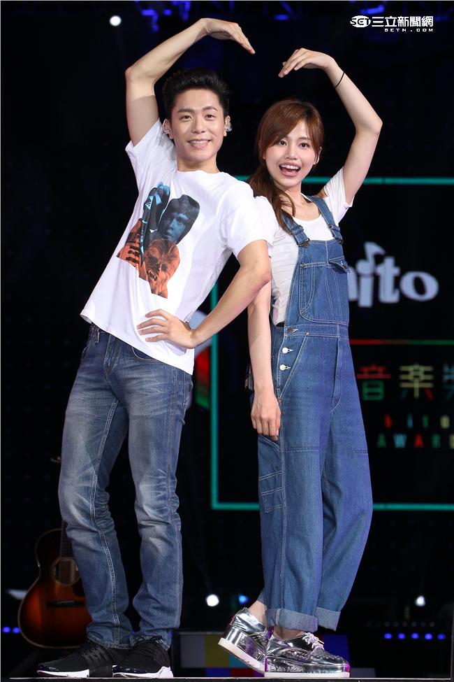 韋禮安、吳汶芳2016 hito流行音樂獎表演彩排，師兄站台開唱送上大補丸為師妹打氣，師妹回贈棉花糖加油。（記者邱榮吉/攝影）
