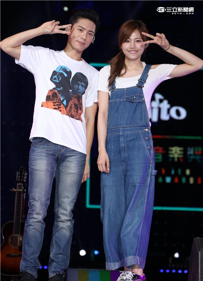 韋禮安、吳汶芳2016 hito流行音樂獎表演彩排，師兄站台開唱送上大補丸為師妹打氣，師妹回贈棉花糖加油。（記者邱榮吉/攝影）
