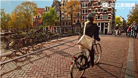 阿聯酋航空歐旅捷運列車啟動 ，掃描QR Code拿精美禮品。（圖／阿聯酋航空提供）
