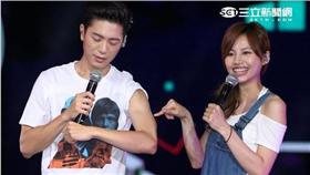 韋禮安、吳汶芳2016 hito流行音樂獎表演彩排，師兄站台開唱送上大補丸為師妹打氣，師妹回贈棉花糖加油。（記者邱榮吉/攝影）