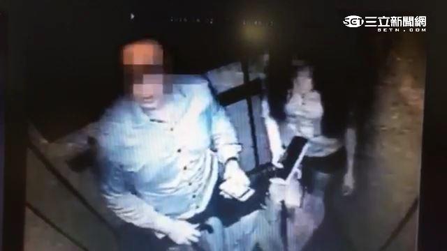 熱褲妹熱心幫開門　換來色男猛揉胸