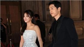 百想藝術大賞紅毯照　翻攝自韓媒 宋仲機 宋慧喬