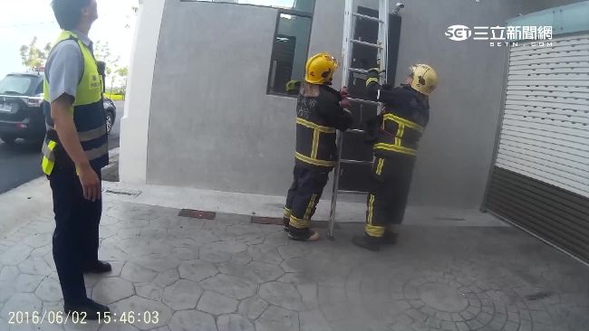 媽媽泡奶姊姊偷跟　反鎖么女架梯救援
