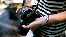 照相
攝影師
https://www.flickr.com/photos/9514604@N05/2189599107/in/photolist-4kugwK-FeGs21-dEYSZB-dEYRHc-oEDvQJ-oEDcYv-axnkhR-93wMiw-fudaM3-isH26s-hW3XKs-dAPtaM-otBmMY-oziTDj-axniW8-2Z8Q9W-sftXYC-e4sJjQ-ckjzd7-htRwZ2-edvfc7-b9Y27z-fMW8s3-ghtgsN-dF4hWU-sx4gTi-dF5kYC-rzZMmU-dEYRda-oB4SiK-i3J3KH-dg22io-dEYTmH-g88iRj-fMDxsH-b47Ca6-dEYQ5r-nw6AUX-otPoda-fWNjt-neA1FQ-dEYWzc-ckjAgw-uKvi3a-fMW8bY-dF5aiJ-e7L76o-k1YKJo-edpyGc-edpnYV