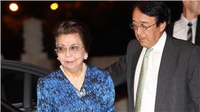 有日本「政壇教母」封號的日本首相安倍晉三母親安倍洋子（左）正在台灣訪問，3日晚間出席NHK交響樂團睽違45年後，再度登台演出的音樂會。圖右為日本駐台代表沼田幹夫。（中央社記者張皓安攝）