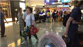 2日暴雨導致桃園機場二航廈大淹水停電，3日空調電力尚未恢復，站內工作人員出動工業用的大型電風扇與冰塊，消暑降溫。（中央社檔案照片）