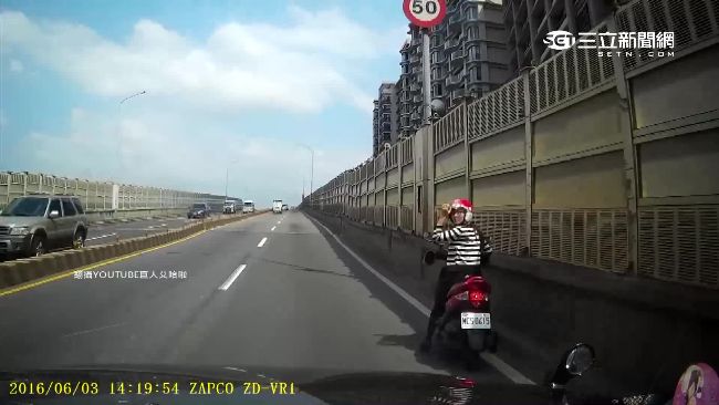 女騎士誤闖汽車道　暖男駕駛幫忙護送