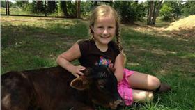 ▲貼心母親替女孩圓夢。（圖／翻攝自NY Daily News） http://www.nydailynews.com/news/national/girl-prosthetic-limb-cries-receiving-american-girl-doll-article-1.2659780