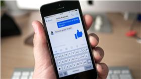 臉書/Messenger App/手機
https://www.flickr.com/photos/janitors/14059743902/in/photolist-nqpS2C-noAG19-noAL4E-nspWTv-k6TeEL-nqG7cT-qWmTXw-FmfJ4W-eTksWi-bkihEU-8Jrun6-bkihRy-bpGkX5-kuBtVz-7S3jVH-bqvT3h-8Jrur4-9kf71S-bkihZL-i5kLdg-ejQZxy-axX3ed-8ch9Ke-8S5qBs-bkihZC-8JuyrS-dCbkZr-dCbm2H-dCgL1Q-audxHF-nqpQvS-aUsocP-8Juytb-dN7LGH-g9uKZc-ddjShV-boThos-gNePrK-pSTKTi-ds719G-r3MhB1-qMnV11-cRN6vL-pwmycF-4dCDUK-qxdPvt-z5kLDM-cH6Cfu-pSTKRp-qx7xFf