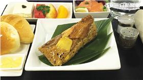 復興航空商務艙，將在端午節前後推出桃園大溪威斯汀限量製作的「鮑魚藜麥香檳茸海鮮粽」。（圖／復興航空提供）