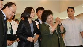 蔡英文,陳菊　圖／翻攝自陳菊臉書