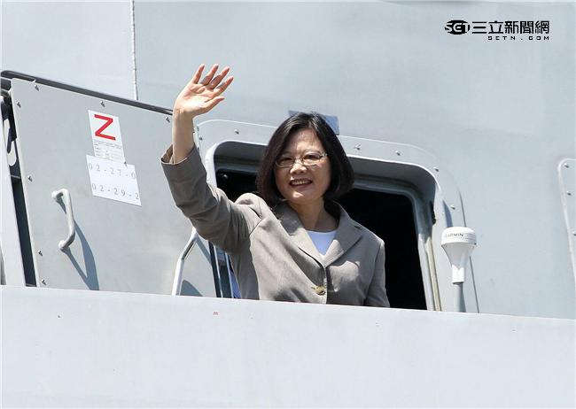 總統蔡英文（4）日前往蘇澳海軍基地視導沱江艦，並搭艦出海。（記者邱榮吉/蘇澳拍攝）