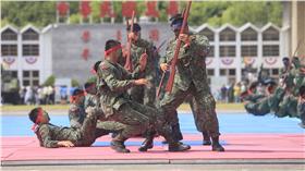 PD
陸軍官校營區開放 特戰戰技演練（1）
國軍首場「國防知性之旅─營區開放」活動，4日在高
雄鳳山陸軍官校登場。圖為特戰戰技演練，贏得民眾熱
烈掌聲。
中央社記者董俊志攝 105年6月4日
