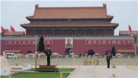 PM
六四27週年  天安門城樓前遊客如織
「六四天安門事件」4日滿27週年，北京天安門廣場清
晨舉行升旗儀式後，城樓前擠滿觀光客。
（民眾提供）
中央社記者尹俊傑北京傳真  105年6月4日