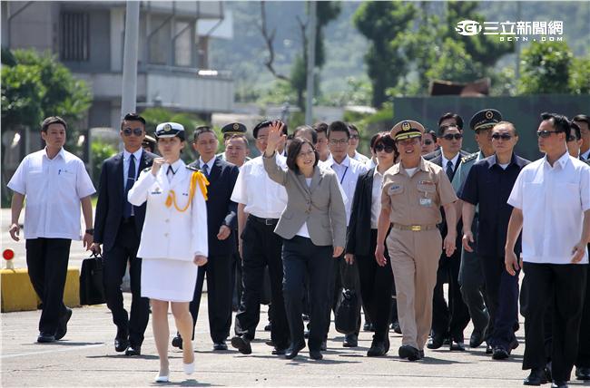總統蔡英文（4）日前往蘇澳海軍基地視導沱江艦，並搭艦出海。（記者邱榮吉/蘇澳拍攝）