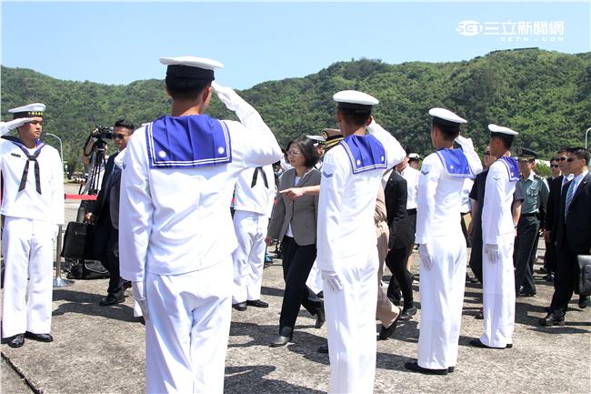 總統蔡英文（4）日前往蘇澳海軍基地視導沱江艦，並搭艦出海。（記者邱榮吉/蘇澳拍攝）