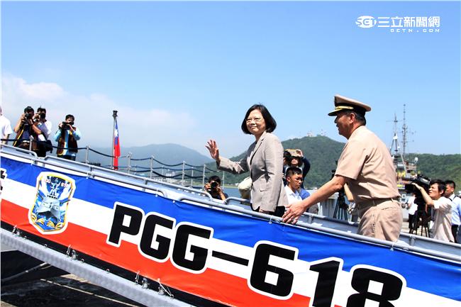 總統蔡英文（4）日前往蘇澳海軍基地視導沱江艦，並搭艦出海。（記者邱榮吉/蘇澳拍攝）
