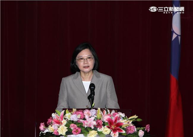 總統蔡英文致詞表示首次搭乘沱江艦出海能軍兄弟姊妹們，一起保家衛國，一起捍衛台灣的海上生命線，是榮譽也是責任。（記者邱榮吉/蘇澳拍攝）