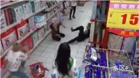 大陸女子疑似中邪（圖／翻攝自臉書M M & M）