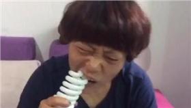 吃貨鳳姐 微博
http://www.weibo.com/p/1008085597f09857cb4a2de12d0cae503384d2?from=faxian_huati#_rnd1465015825419