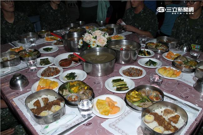 蔡英文視導金六結營區，與大家共進午餐。（記者邱榮吉/蘇澳拍攝）