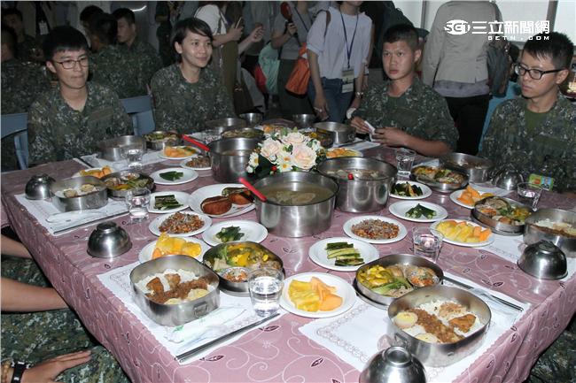 蔡英文視導金六結營區，與大家共進午餐。（記者邱榮吉/蘇澳拍攝）