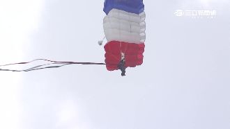 甩摔民宅陰霾　神龍小組跳傘精準落地