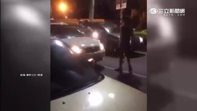 轎車未打方向燈險撞　騎士一怒肉身擋