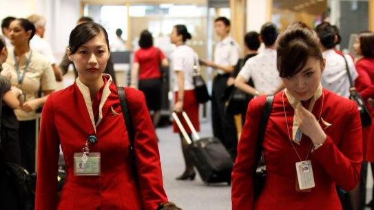飛機走道現3坨屎　空姐這麼做被讚爆