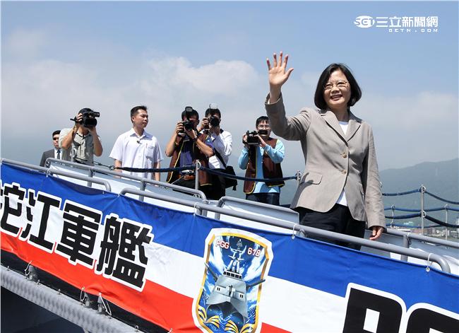 總統蔡英文（4）日前往蘇澳海軍基地視導沱江艦，並搭艦出海。（記者邱榮吉/蘇澳拍攝）