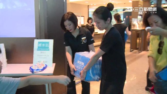 照片暗摸摸　她爆空姐自嘲上演陰溼路