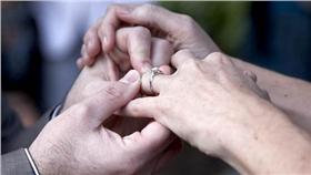 男生,女生,老婆,婚姻,婚戒,訂婚
▲圖／攝影者Jim Sher, flickr CC License
https://www.flickr.com/photos/blyzz/5852336854/