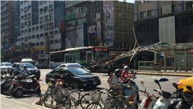 公車,號誌燈,車禍
圖／翻攝畫面