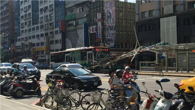 公車衝撞分隔島　燈倒壓候車亭遮陽板