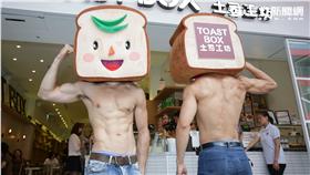 土司工坊旗艦店，猛男快閃活動。（圖／土司工坊提供）