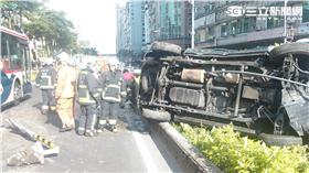 休旅車失控自撞安全島翻覆（翻攝畫面）