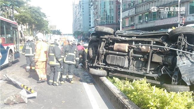 休旅車自撞翻覆　乘客爬出脫困送醫