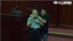 ▲柯文哲總質詢化身小學生，體驗遭壞人箝制逃不了的感覺（圖／截自網路）