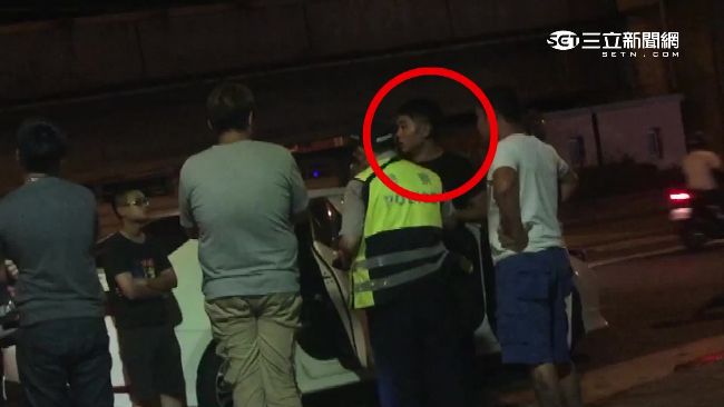 車藏毒遭臨檢　男竟緊貼員警想偷拔槍