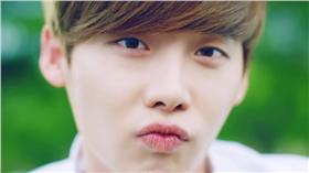 李鐘碩果汁廣告　youtube截圖