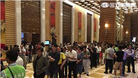 扁迷排隊見阿扁(圖/記者陳彥宇攝)